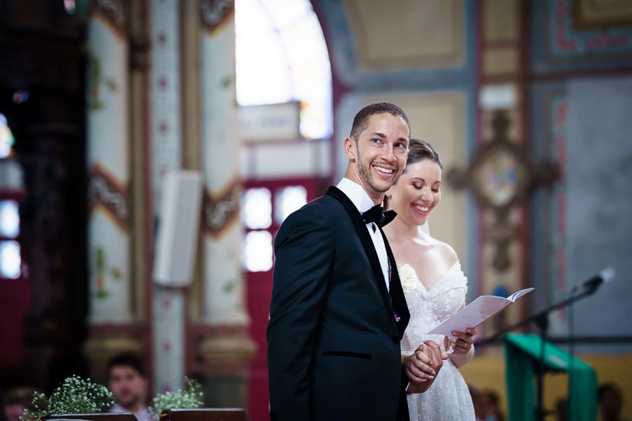 Les mariés sourient en arrivant à l'église