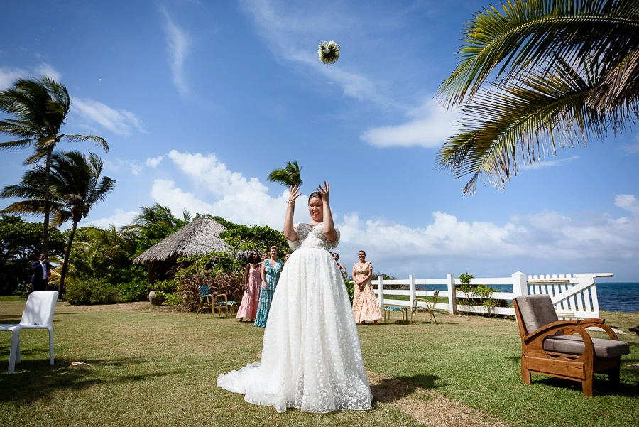La mariée lance son bouquet