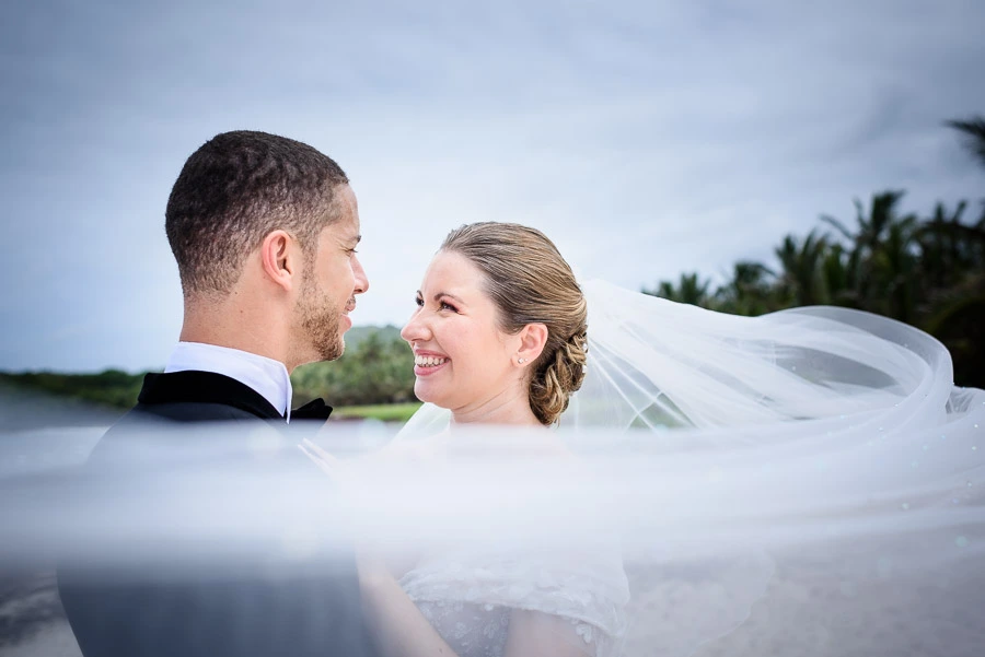 Le voile de la mariée s'entoure autour du marié
