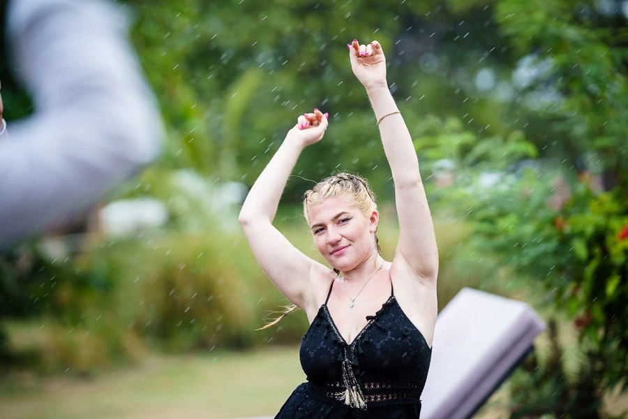 Les invités du mariage dansent sous la pluie